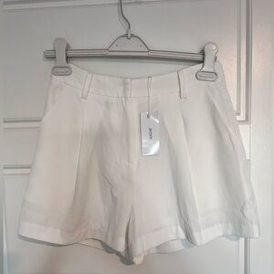 Aeom women’s pleated lined white shorts size small